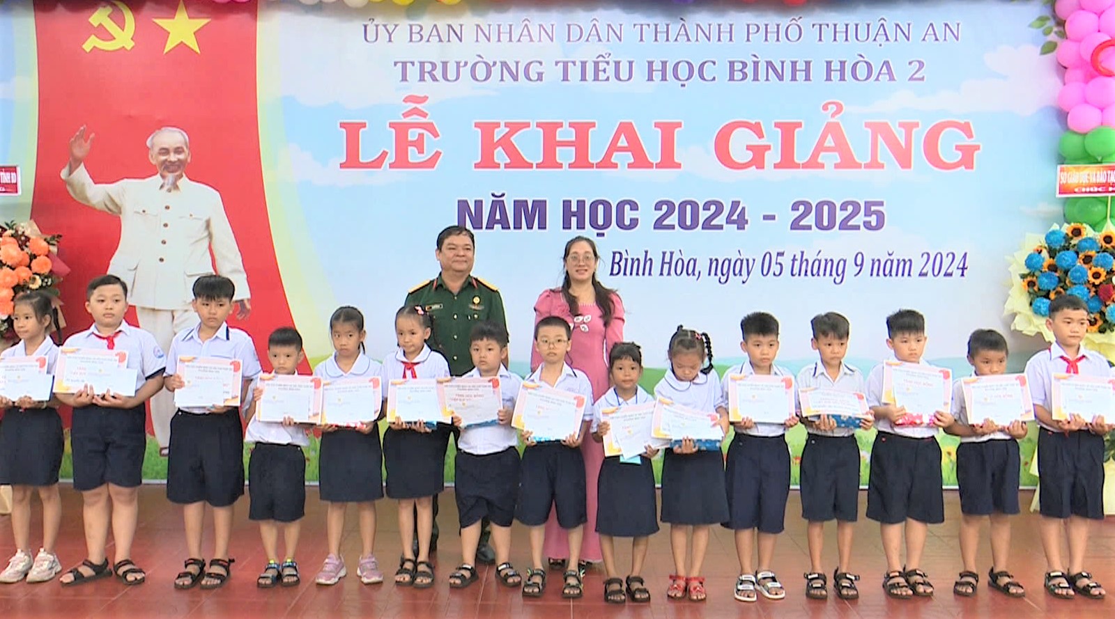 17-Các em học sinh có hoàn cảnh khó khăn nhận quà trong lễ khai giảng năm học mới.